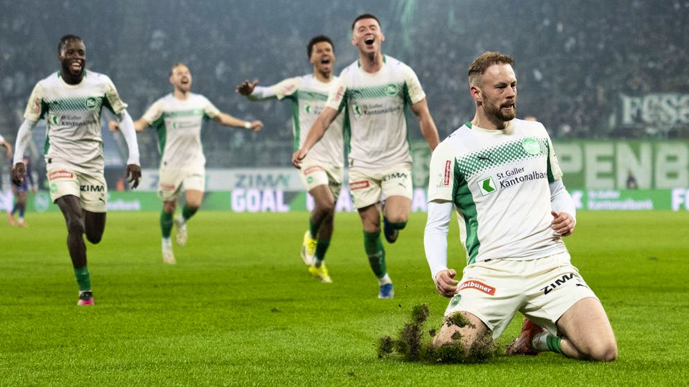 Carlo Boukhalfa lässt sich feiern: St.Gallen schlägt den FCB und steht im Cup-Halbfinal.