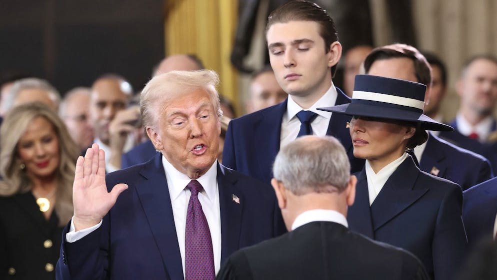 Melania Trump und der unvergesslicher Hut (r.), mit Sohn Barron (M.) und Donald Trump bei dessen Vereidigung am 20. Januar 2025 im US-Kapitol in Washington. 