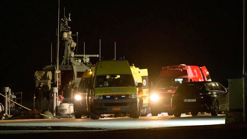 Venticinque migranti sono stati soccorsi e trasferiti in un ospedale sull'isola di Chio, dove uno di essi è poi morto.