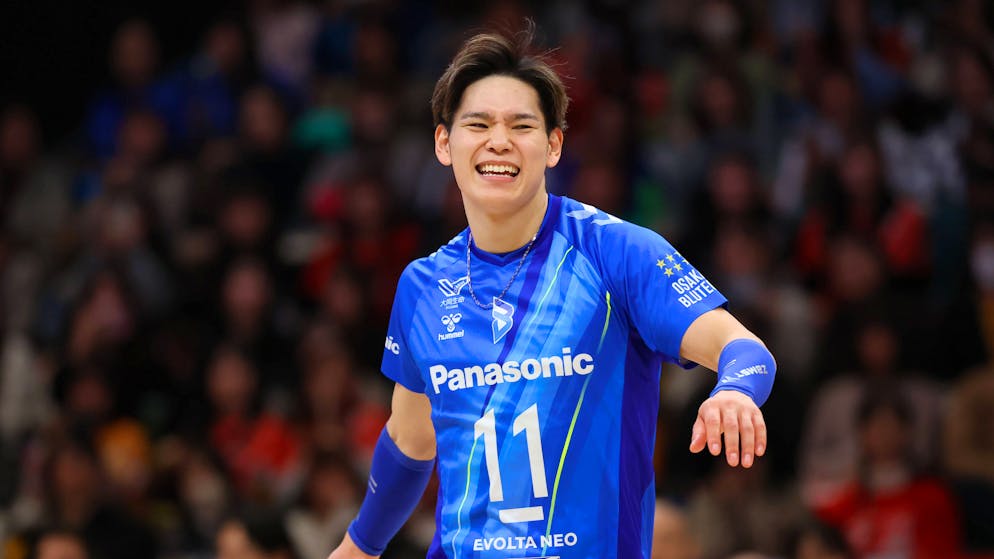 Le scuse speciali di Nishida. Colpisce l'arbitra e si scusa scivolando sul parquet: il video diventa virale