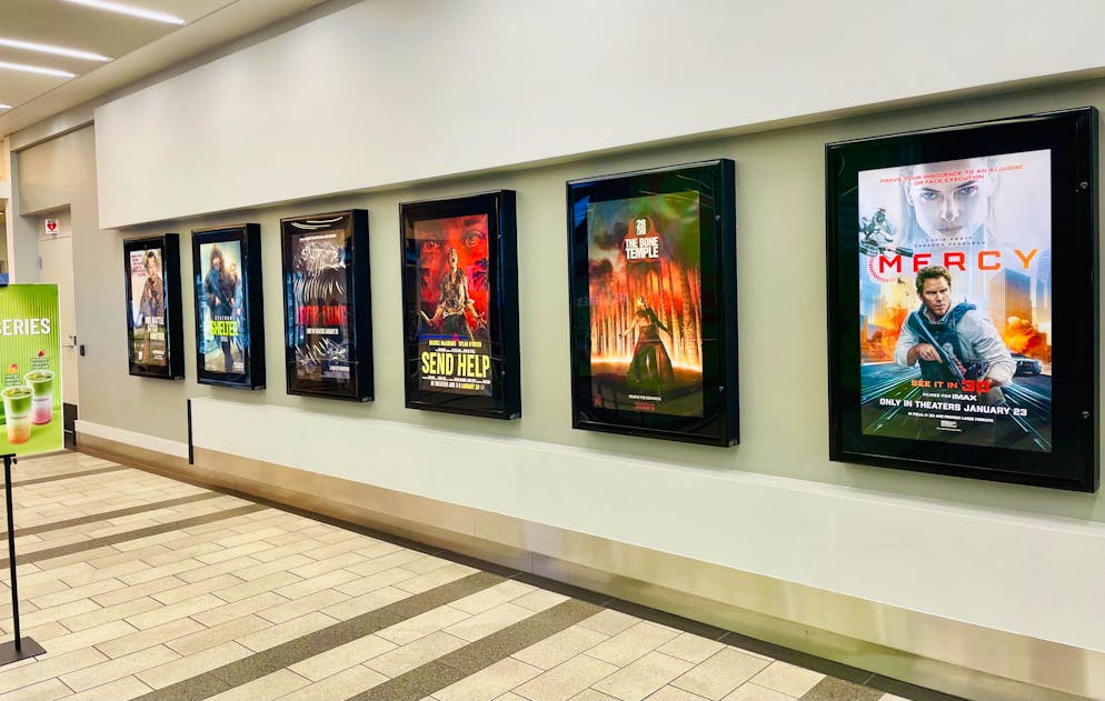 Im Eingang des AMC Metreon in San Francisco hängen Poster der Filme, die gezeigt werden. «Melania» fehlt.