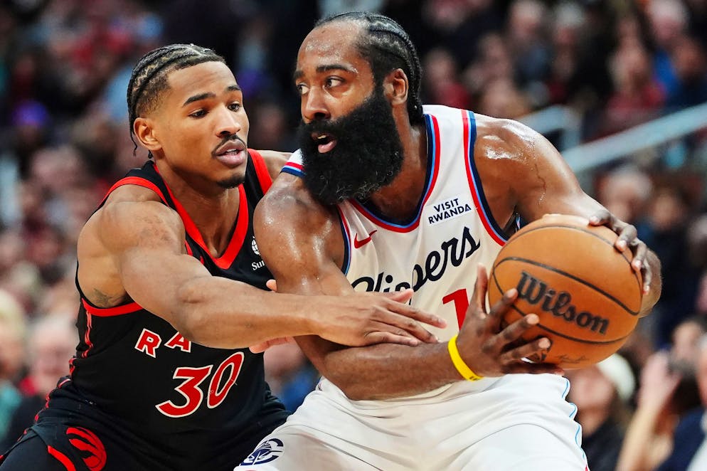 James Harden cambia squadra.