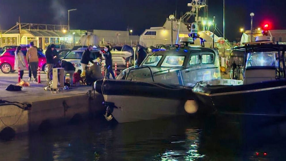 Beamte der griechischen Küstenwache führen in einem Hafen auf der ostägäischen Insel Chios Rettungsmassnahmen durch.
