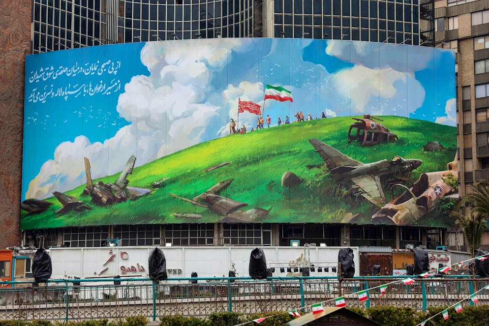 Une photographie montre un panneau publicitaire anti-américain affiché sur un bâtiment de la place Valiasr à Téhéran, le 4 février 2026. (Photo AFP)