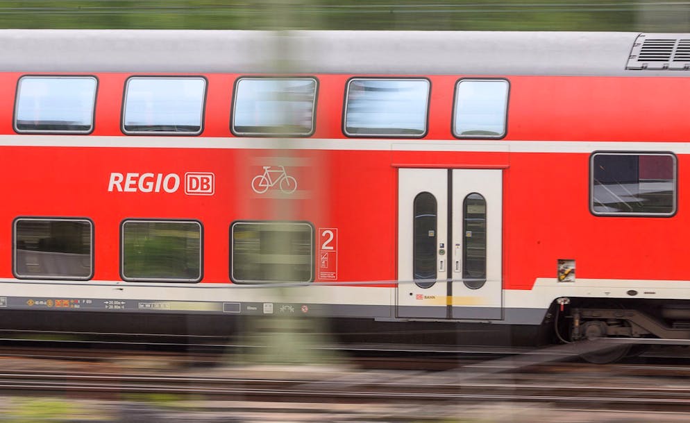 Ein Mitarbeiter der Deutschen Bahn wurde bei einer Ticketkontrolle tödlich verletzt. (Symbolbild)