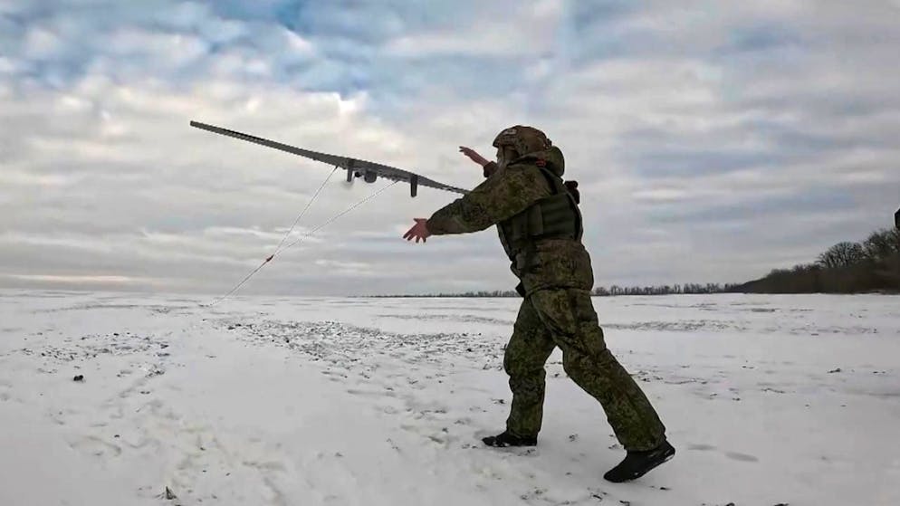 HANDOUT - Ein russischer Soldat startet eine Drohne für einen Einsatz an einem nicht genannten Ort in der Ukraine. Foto: Uncredited/Russian Defense Ministry Press Service/AP/dpa - ACHTUNG: Nur zur redaktionellen Verwendung im Zusammenhang mit der aktuellen Berichterstattung und nur mit vollständiger Nennung des vorstehenden Credits