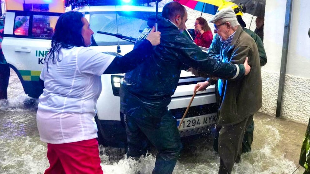 In via preventiva sono state evacuate circa 3'600 persone nelle province di Cadice, Jaen e Malaga, come questo anziano a Grazalema.