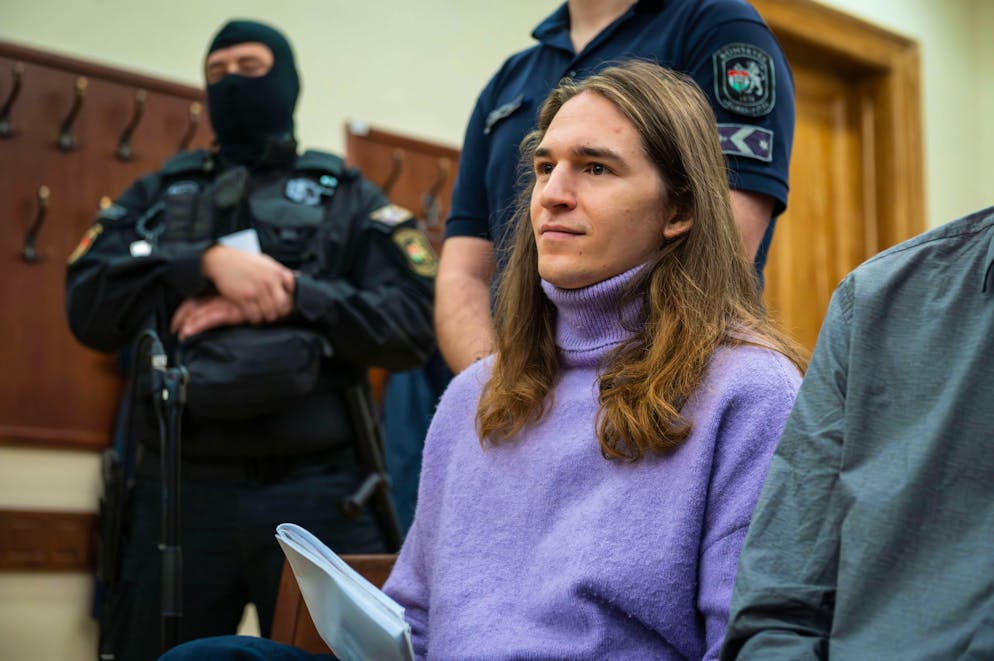 Maja T., 25 ans, qui se définit comme non binaire – un terme qui se rapporte aux personnes qui ne s'identifient ni comme homme ni comme femme – fait partie d'un groupe de 19 antifas européens accusés par la Hongrie de violences commises à l'aide de matraques sur neufs militants d'extrême droite en marge d'un rassemblement néonazi à Budapest.