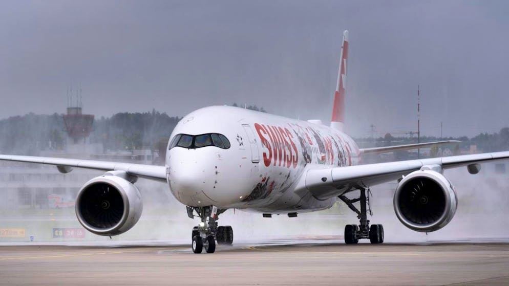 Die Swiss hat ein weiteres Paradepferd erhalten: Die Airline nimmt den zweiten Langstreckenflieger Airbus A350 in Betrieb. (Archivbild vom ersten A350 der Swiss am 9. Oktober 2025 auf dem Flughafen Zürich)