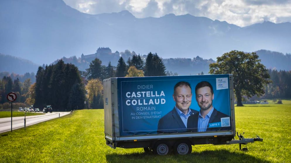 Didier Castella, à gauche sur une affiche de 2021, et Romain Collaud représenteront le PLR fribourgeois sur la liste de l'Entente de centre-droit lors des élections cantonales de novembre (archives).
