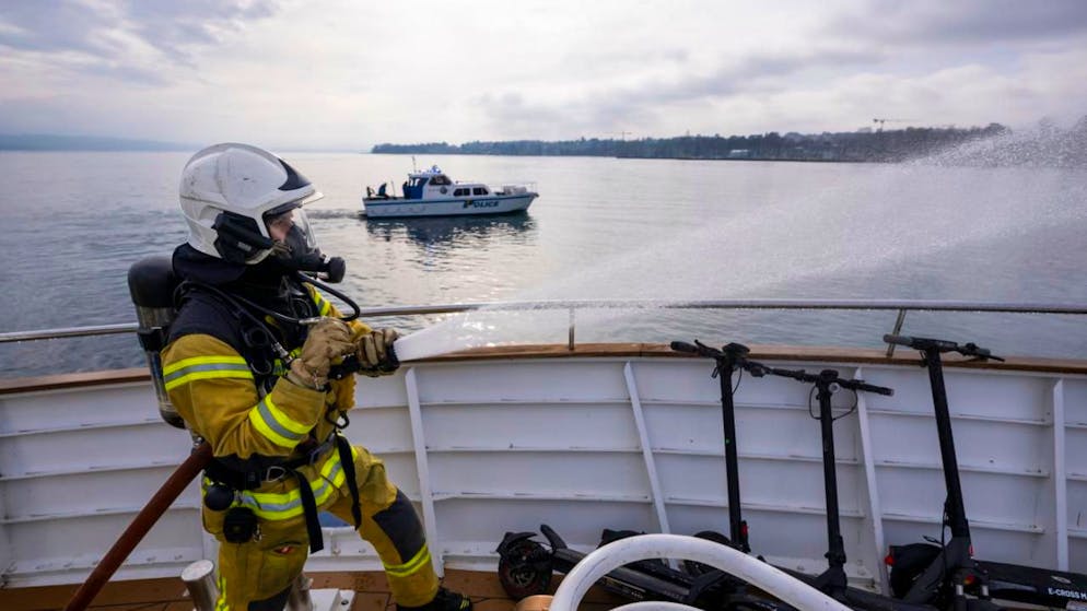 Un exercice de sécurité grandeur nature du Groupement d'incendie et de secours de Genève  a eu lieu mercredi après-midi au large de Versoix. Il a impliqué une cinquantaine de figurants à bord d'un petit bateau de la CGN.
