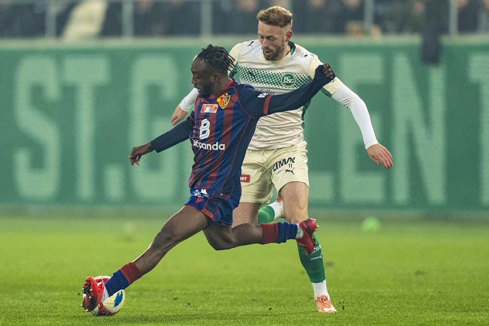 Bénie Traoré im Zweikampf mit Carlo Boukhalfa.