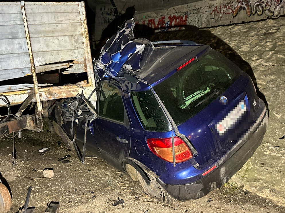 Das Auto wurde bei dem Unfall völlig zerstört. 