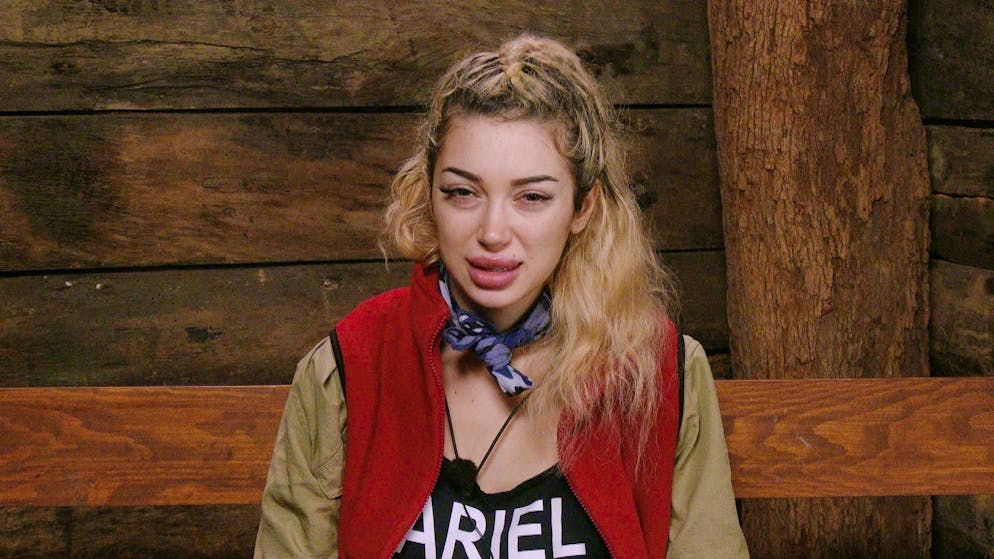 Ariel versteht nicht, warum Gil nach seinem Unfall wieder zurück ins Camp gekommen ist: «Was ist die Wahrheit?»