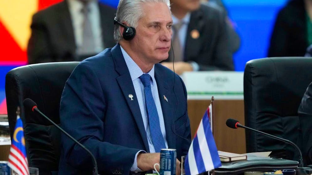 ARCHIV - Kubas Präsident Miguel Diaz-Canel nimmt am 17. jährlichen BRICS-Gipfel im Juli 2025 teil. Foto: Eraldo Peres/AP/dpa