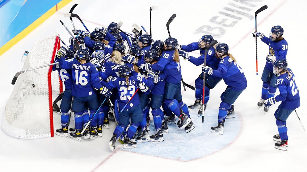 Le match de hockey sur glace féminin entre la Finlande et le Canada, prévu jeudi soir à Milan, a été reporté d'une semaine.