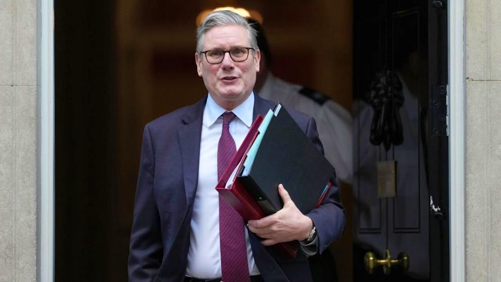 Der britische Premierminister Keir Starmer verlässt die Downing Street 10, um zu den wöchentlichen Fragen des Premierministers ins Unterhaus zu gehen. Foto: Alastair Grant/AP