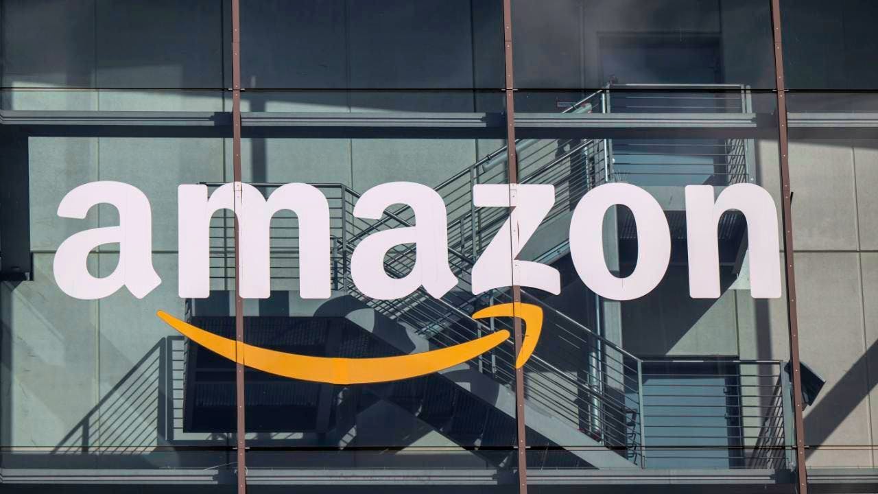 Online retail. Amazon plans investments of 200 billion dollars