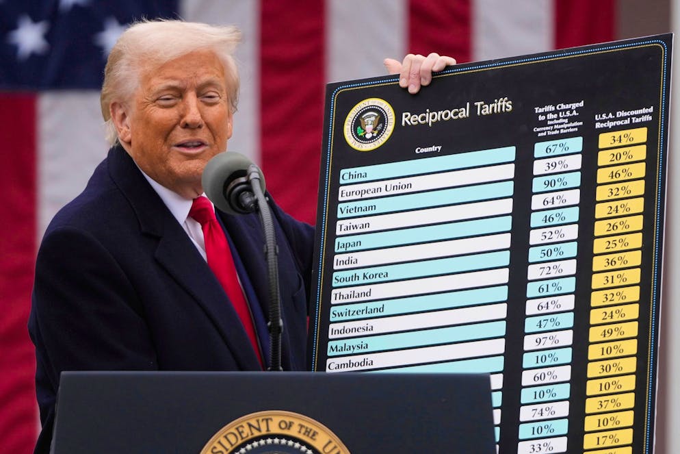 Trump mit seiner berühmten Zoll-Tafel im vergangenen April. 