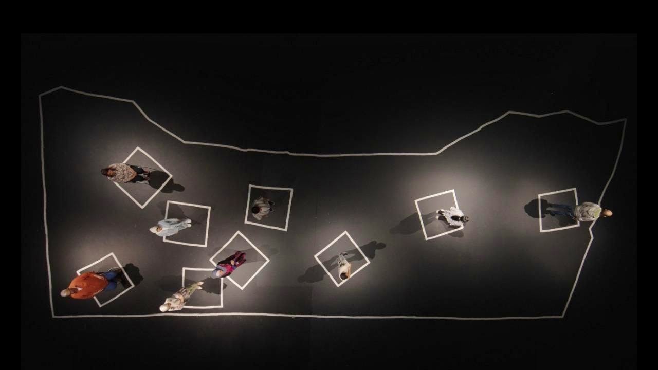 Film. In «Qui vit encore» erzählen Überlebende aus Gaza im schwarzen Raum