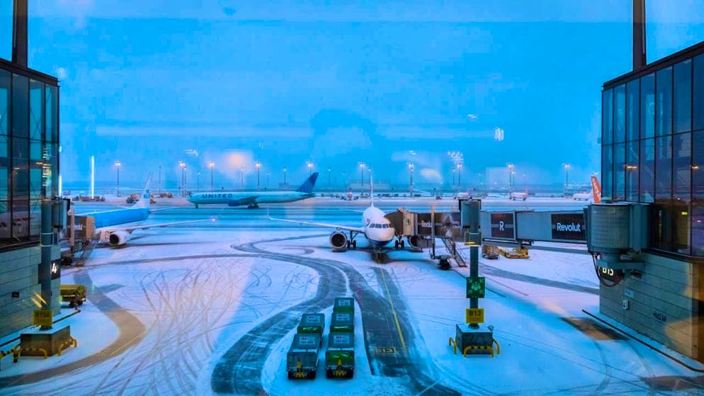 Aircraft at the capital's BER airport covered in snow. All take-offs at BER Airport have been suspended due to the weather. Photo: Christoph Soeder/dpa