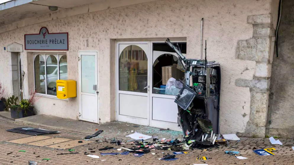 Der Bankomat in Genolier VD wurde kurz vor 04.00 Uhr morgens gesprengt.