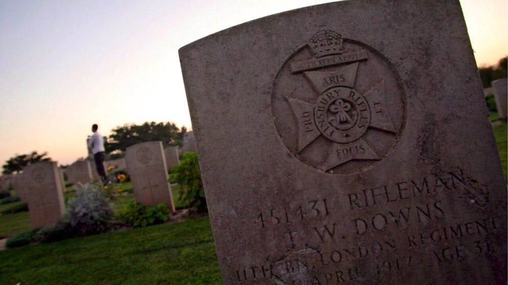 La distruzione del cimitero di guerra britannico viene descritta come sistematica e deliberata. (foto d'archivio)