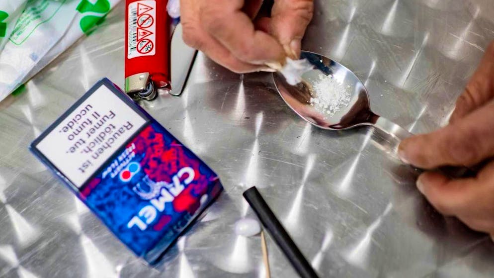 In Switzerland, more than 10,000 people die every year as a result of substance use. (symbolic image)