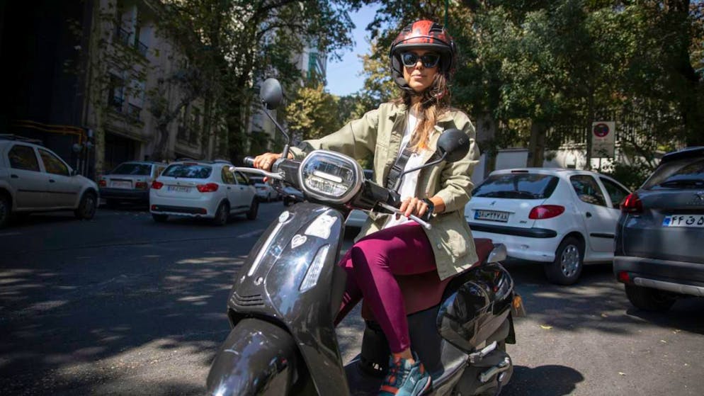 ARCHIV - Neda Khani sitzt auf ihrem Roller in der iranischen Hauptstadt. Foto: Arne Immanuel Bänsch/dpa