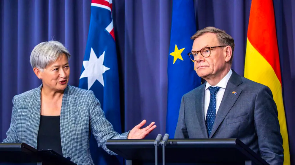 dpatopbilder - Johann Wadephul (CDU), Außenminister, beantwortet gemeinsam mit Penny Wong, Außenministerin von Australien, bei einer Pressekonferenz die Fragen von Medienvertretern. Foto: Jens Büttner/dpa