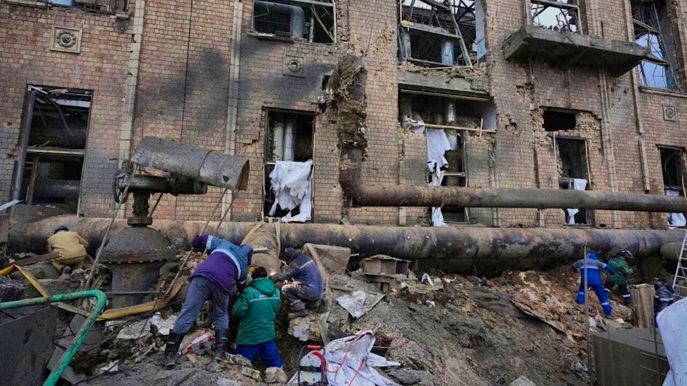 Workers repair damage at the Darnytsya thermal power plant after a Russian attack in Kiev. Photo: Sergei Grits/AP/dpa