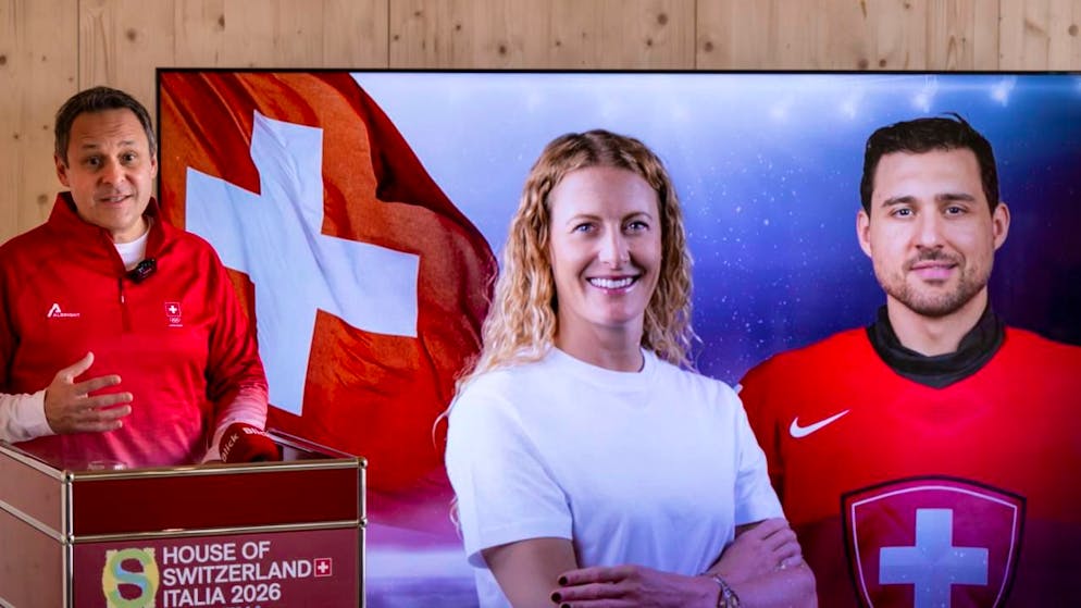 Swiss-Olympic-Delegationschef Ralph Stöckli (links) präsentiert die zwei Schweizer Fahnenträger: die Skicrosserin Fanny Smith, die bereits zum fünften Mal an Olympia teilnimmt, und der Eishockey-Nationalspieler Nino Niederreiter