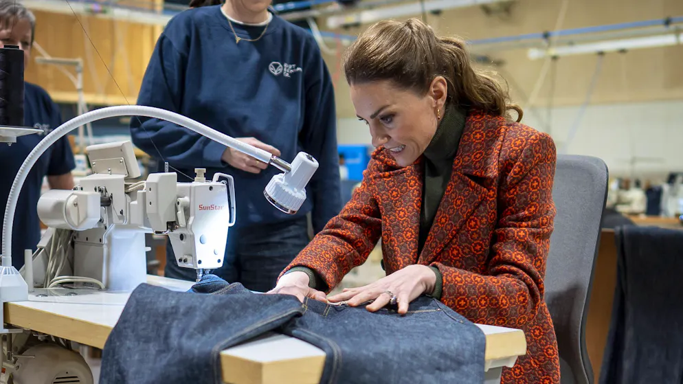 Kate Middleton al lavoro su dei Jeans per il marito.