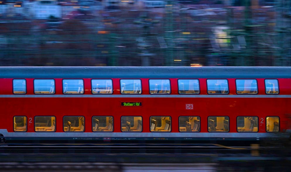 The man was attacked on a regional train. (symbolic image)