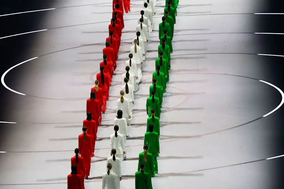 Olimpiadi 2026. Tre schiere di modelle hanno riprodotto la bandiera italiana.