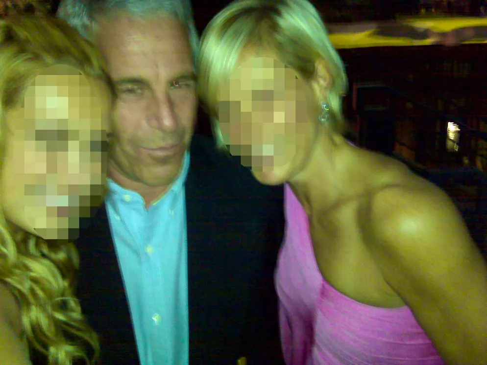 Jeffrey Epstein mit zwei Frauen, die erst von blue News unkenntlich gemacht worden sind.