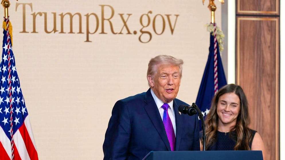 US President Donald Trump presented his online pharmacy at the White House on Thursday, where medicines are supposed to be cheaper. Next to him is Catherine Rayner, who was introduced as a TrumpRx user.