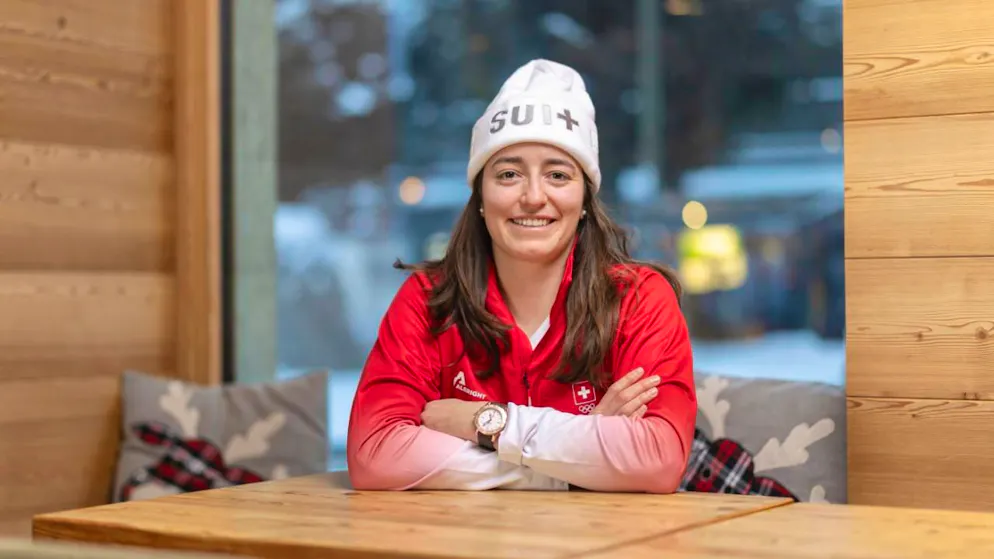 Kann trotz des kurz vor Olympia erfolgten Abgangs ihres Trainers lachen: Slopestyle-Olympiasiegerin Mathilde Gremaud beim Medientermin in Livigno