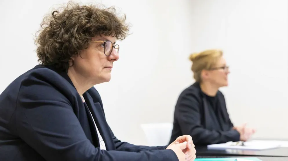 Une partie plaignante demande la récusation de l'ensemble des procureurs en charge du dossier du drame de Crans-Montana, dont la procureure générale adjointe Catherine Seppey, à gauche, et la procureure générale Béatrice Pilloud, à droite (archives).