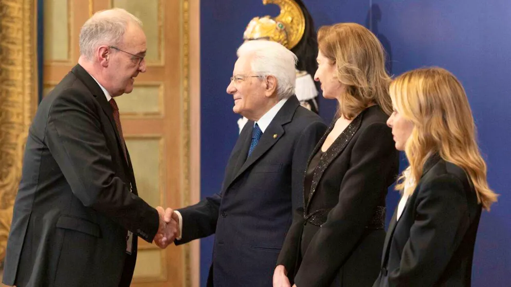 Der italienische Staatspräsident Sergio Mattarella (zweiter von links) begrüsst Bundespräsident Guy Parmelin (ganz links) am Freitagabend in Mailand. Ganz rechts die italienische Ministerpräsidentin Giorgia Meloni.