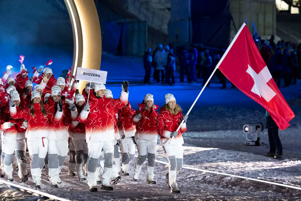 Olimpiadi 2026. Fanny Smith porta la bandiera rossocrociata, seguita dalla delegazione svizzera.