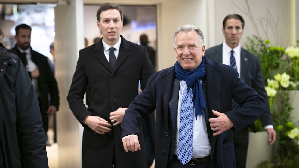 Der US-Sondergesandte Steve Witkoff (r.) und der Schwiegersohn von Präsident Donald Trump, Jared Kushner (l.) werden am Freitag in Oman Verhandlungen mit dem Iran führen. (Archivbild)