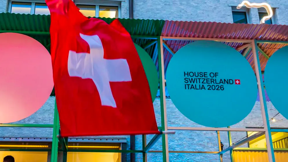 Die Schweizer Flagge neben dem House of Switzerland