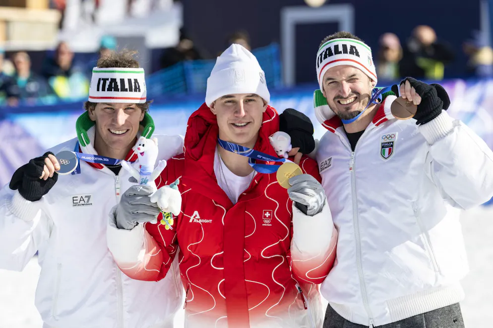 Das sind die Schweizer Abfahrts-Olympiasieger. Die Schweiz verteidigt den Olympia-Sieg in der Abfahrt: Franjo von Allmen tritt die Nachfolge von Beat Feuz an. Hinter von Allmen reihen sich mit Giovanni Franzoni und Dominik Paris zwei Italiener ein.
