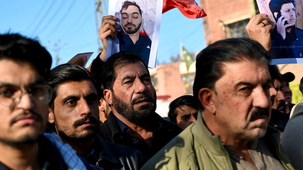 Gens animaux insolite. Le Pakistan enterre les victimes de l'attentat contre une mosquée