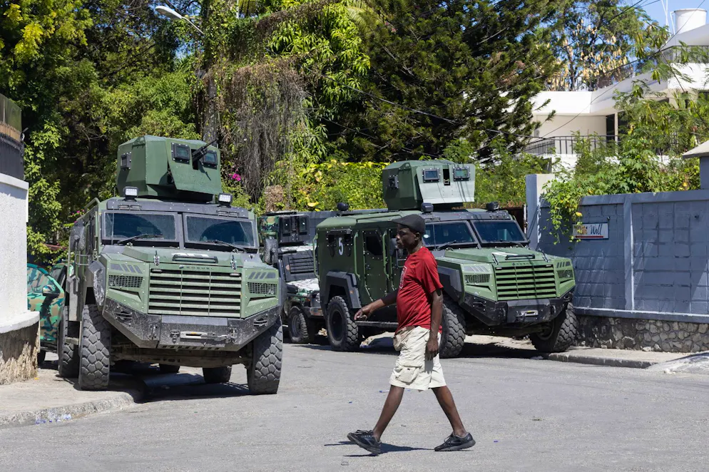 Des membres des forces armées haïtiennes gardent le bureau du Premier ministre avec des véhicules blindés à Port-au-Prince, en Haïti, le 6 février 2026.