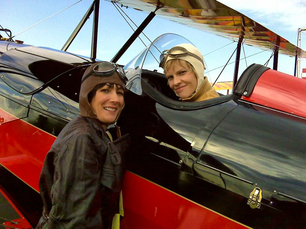 Sur cette photo, on peut voir Ghislaine Maxwell (à gauche) avec Nadia Marcinko. Cette dernière était la pilote de Jeffrey Epstein : la Slovaque, née le 21 février 1985, est considérée comme disparue depuis début 2024. Maxwell a envoyé cette photo par e-mail à Jeffrey Epstein le 28 mai 2008.