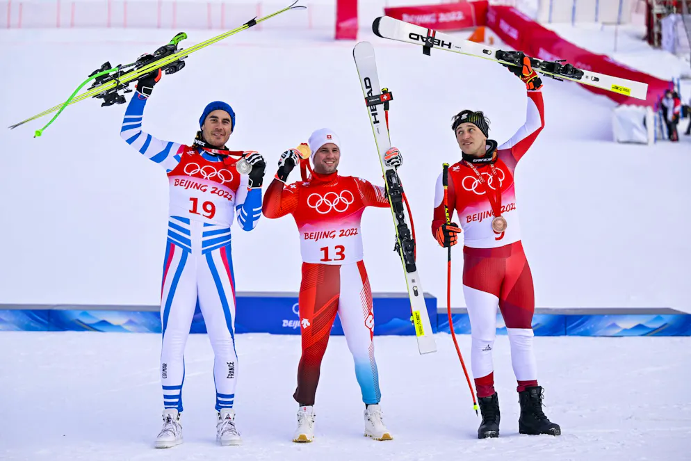 Das sind die Schweizer Abfahrts-Olympiasieger. Beat Feuz holt 2022 Olympia-Gold in der Abfahrt. Zweiter wird Johan Clarey (links). Bronze geht an den Österreicher Matthias Mayer. 