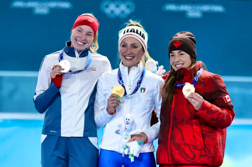 Olimpiadi 2026. La norvegese Ragne Wiklund, seconda classificata, l'italiana Francesca Lollobrigida, vincitrice, e la canadese Valerie Maltais, terza classificata, festeggiano sul podio dopo la gara dei 3000m femminili di pattinaggio di velocità.