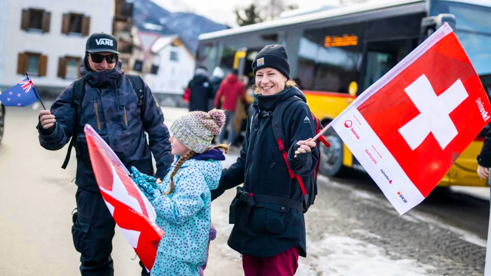 Olimpiadi 2026. L'atmosfera olimpica si respira anche a Zernez. Una famiglia della Nuova Zelanda va a vedere le gare di sci freestyle e snowboard a Livigno.